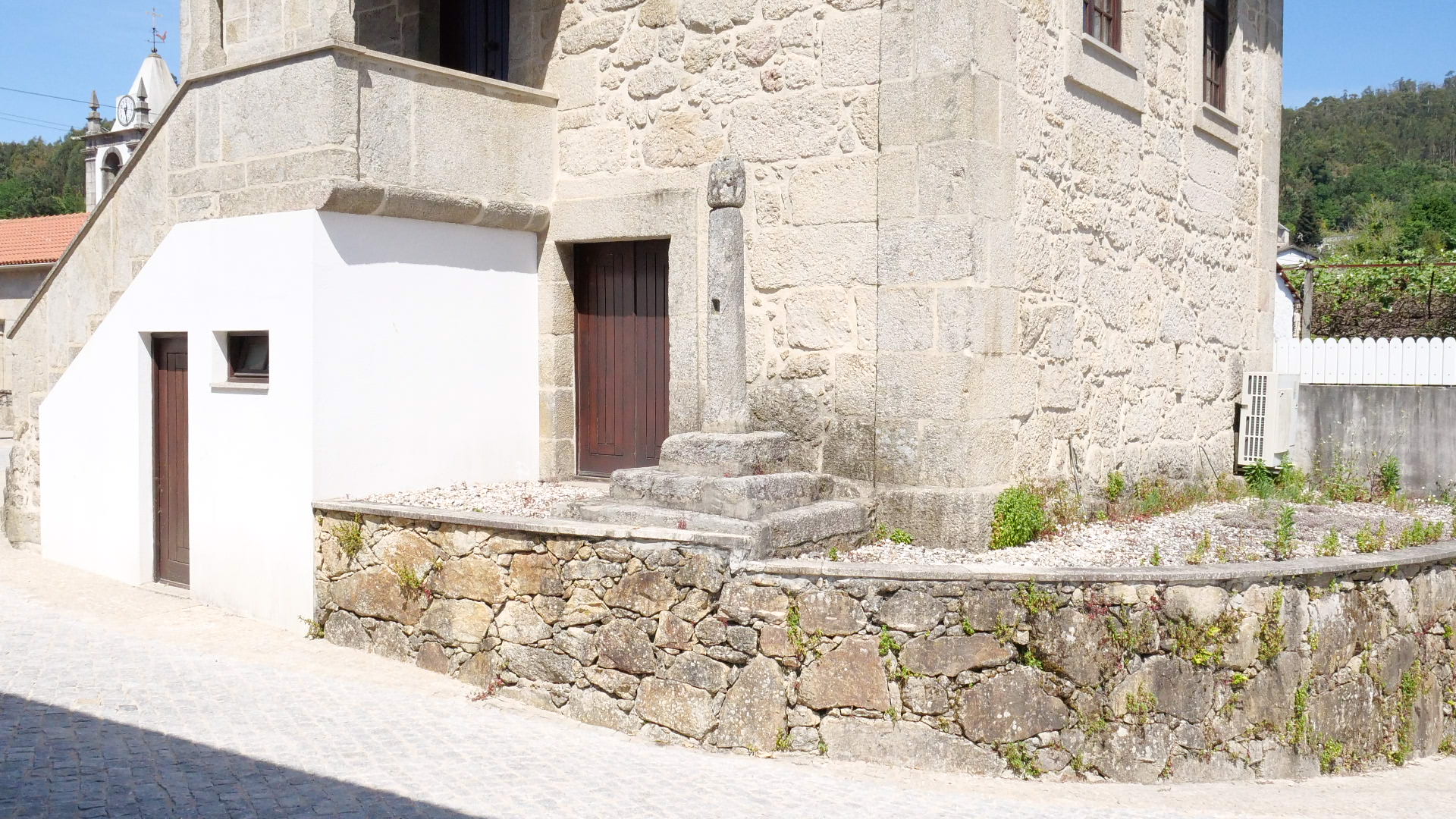 La picota de Couto de Esteves y el Ayuntamiento Viejo